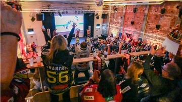 Bremerhaven ist im Pinguins-Fieber. Das Public Viewing zu den Playoff-Spielen der Bremerhavener Kufen-Cracks im Apollo-Theater kommt gut an.
