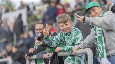 Zuschauer bei einem Fußballspiel auf der Tribüne. Es sind Fans von Werder Bremen.