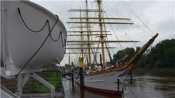 Bremerhaven liegt weiterhin vorn. Die Mehrheit der inzwischen 50 Mitglieder, die schriftlich Stellung bezogen hat, spricht sich für einen Umzug der „Schulschiff Deutschland“ nach Bremerhaven aus.