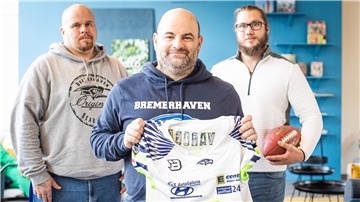 Bremerhaven Seahawks haben einen neuen Headcoach, JJ Fayed (Mitte) mit dem Sportdirektor Fabian Fuß und Chris Grove (links).