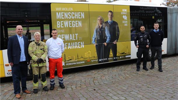 Rettungskräfte stehen vor einem Bus.