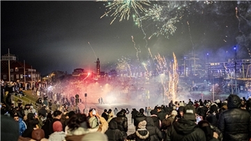 Bremerhaven verabschiedet das Jahr 2024 mit einem gigantischen Feuerwerk.