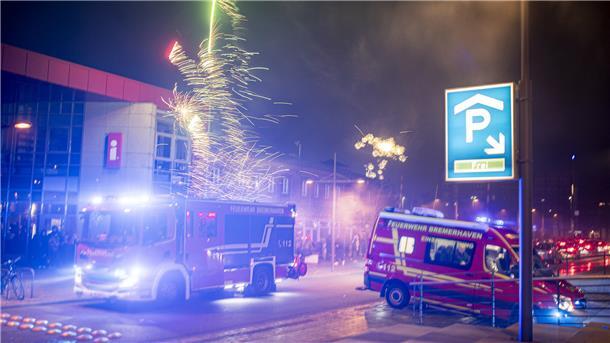 Feuerwerk und die Feuerwehr. 