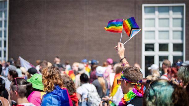 Bremerhaven feiert seinen zeiten Christopher-Street-Day mit einer Parade quer durch die Innenstadt.