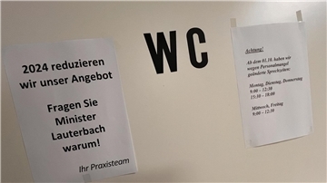 In einer Bremerhavener Arztpraxis hängt ein Schild mit der Warnung, dass 2024 das Angebot reduziert werden muss. 