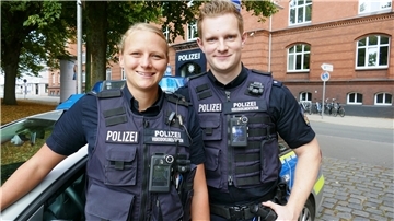 Bremerhavener Beamten haben Kameras an ihrer Uniform.