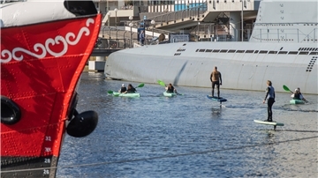 Bremerhavens Hafenbecken wird zur Bühne für modernes Wassersportvergnügen.