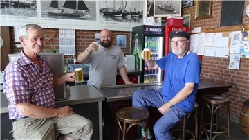 Bremerhavens „kürzeste“ Kneipe: Horst Schlüterbusch, Uwe Wehner und Toni von Häfen laden im Namen der Schiffergilde in die „Havenkneipe“ ein.