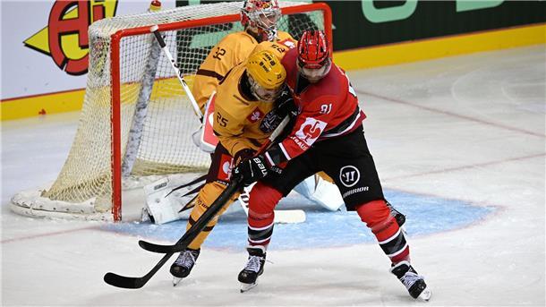 Pinguins scheitern im Viertelfinale gegen Servette Genf Bremerhavens Miha Verlic (r) im Duell mit dem Genfer Roger Karren.