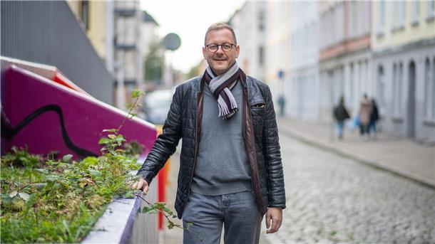 Ein Mann auf der Straße. Bremerhavens SPD-Chef Martin Günthner.