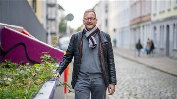 Ein Mann auf der Straße. Bremerhavens SPD-Chef Martin Günthner.