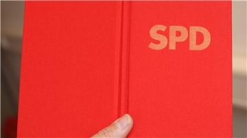 Rotes Parteibuch mit SPD-Aufschrift