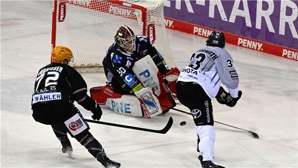 Bremerhaven vor dem Aus in den DEL-Playoffs Bremerhavens Torhüter Kristers Gudlevskis im Playoff-Duell mit den Kölner Haien.