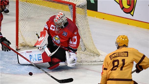 Pinguins scheitern im Viertelfinale gegen Servette Genf Bremerhavens Torwart Maximilian Franzreb wehrt den Puck ab.