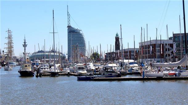 Marina im Neuen Hafen vor der Kulisse der Havenwelten
