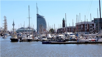 Marina im Neuen Hafen vor der Kulisse der Havenwelten