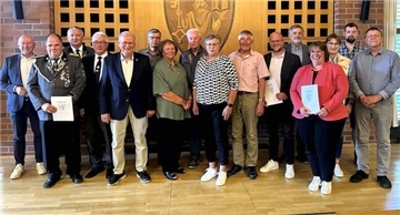 Bremervördes Bürgermeister Michael Hannebacher mit den geehrten Ehrenamtlichen.