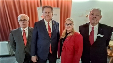 Bremervördes DRK-Kreisverbandspräsident Frank Pingel und seine erste Stellvertreterin Ines Engel wurden in ihren Ämtern ebenso bestätigt wie Hans-Peter Mehrkens (rechts, Justiziar und Konventionsbeauftragter) und Johann Roggenkamp (links, Beauftragter der Ortsvereine).