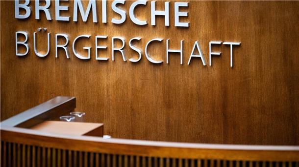 Bremische Bürgerschaft beschließt Haushalt 2024 „Bremische Bürgerschaft“ steht am Rednerpult im Plenarsaal.