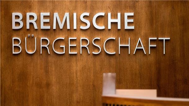 „Bremische Bürgerschaft“ steht über dem Rednerpult im Plenarsaal.