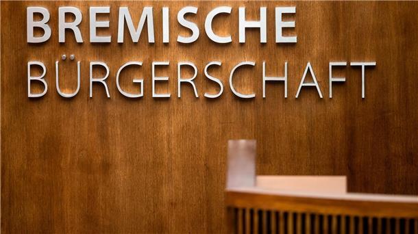 „Bremische Bürgerschaft“ steht über dem Rednerpult im Plenarsaal.