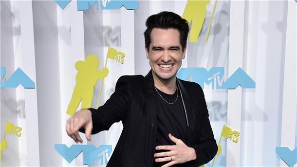 Panic! At the Disco ist bald Geschichte Brendon Urie von Panic! At The Disco bei den MTV Video Music Awards 2022.