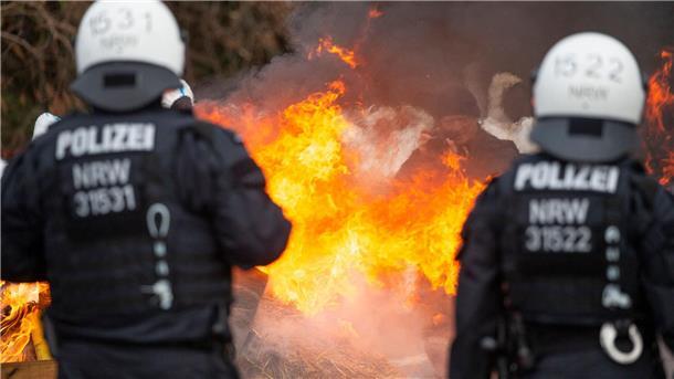 Handgemenge zwischen Aktivisten und Polizei vor Lützerath Brennende Strohballen, die von Aktivisten angezündet wurden.