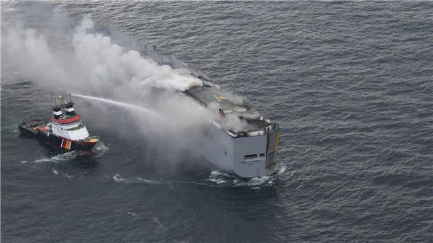 Feuer auf Frachter: Keine Kenntnisse von Ölverschmutzung Brennender Frachter „Fremantle Highway“ in der Nordsee.