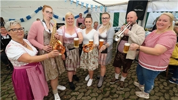 Menschen in Tracht.