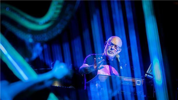 Brian Eno tritt mit dem Baltic Sea Philharmonic Orchester unter Dirigent Kristjan Järvi in der Berliner Philharmonie auf.