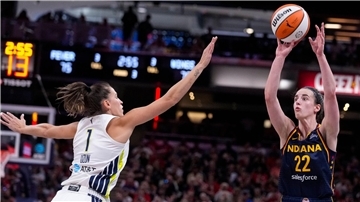 Bricht weiter Rekorde in der WNBA: Caitlin Clark (rechts) von den Indiana Fever.