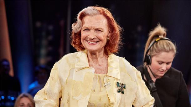 Brigitte Antonius, Schauspielerin, steht vor der Aufzeichnung der „NDR Talk Show“ auf der Bühne.