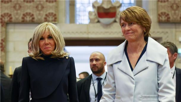 Macron befürwortet Einsatz westlicher Waffen gegen Russland Brigitte Macron (l) und Elke Büdenbender, die Ehefrau des Bundespräsidenten, betreten den Festsaal im Rathaus Münster.