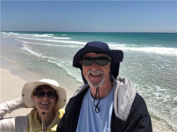 Brigitte und Michael Pennington am Strand