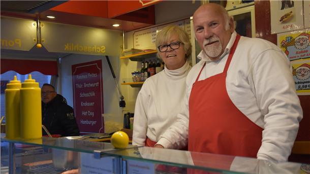 Krams Imbiss schließt: Das Ende einer Institution Das Foto zeigt Wolfgang und Brigitte Krams in ihrem Imbisswagen.