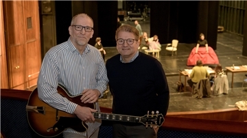 Zwei Menschen im Theater