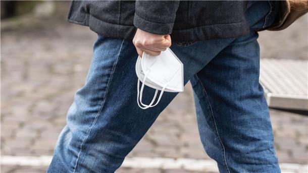 Bringen Masken im Kampf gegen Corona wenig bis nichts? Eine solche Deutung der Überblicksstudie des renommierten Forschungsnetzwerks Cochrane ist falsch.