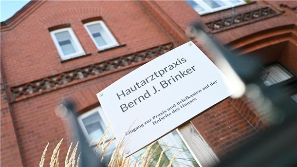 Zu viele Rezepte - Arzt wehrt sich gegen Regressforderungen Brinkers Praxis behandelt fast 3.000 Patienten pro Quartal. „Damit liege ich teilweise doppelt so hoch wie Vergleichspraxen in der Umgebung.“