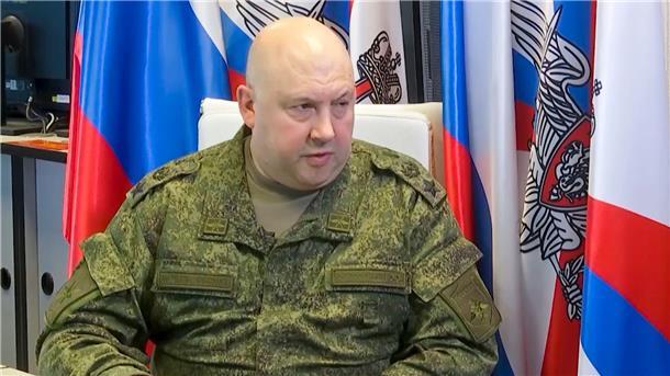 Russland lässt wohl auf Ukraine-Deserteure schießen Britische Geheimdienste berichten, russische Generäle würden spezielle Einheiten gegen eigene Soldaten einsetzen - um diese an der Fahnenflucht zu hindern. (Im Bild: Sergej Surowikin, Kommandeur der Gemeinsamen Truppengruppe im militärischen Sondereinsatzgebiet)