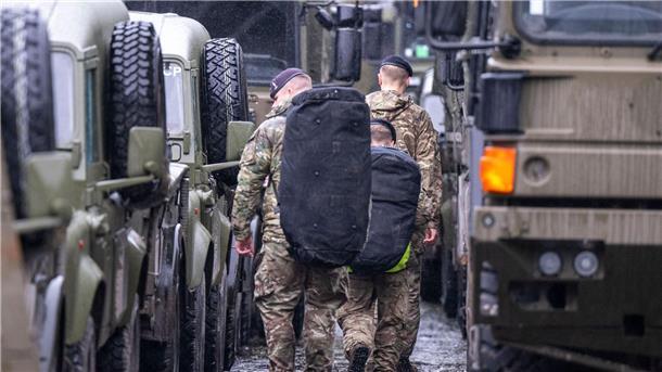 Polen: Nato-Truppen in der Ukraine nicht undenkbar Britische Soldaten auf dem Gelände einer Bundeswehrkaserne bei Paderborn. Die Briten machen im Rahmen der Übung Brilliant Jump als Teil der Großübung Steadfast Defender 24 in Ostwestfalen für eine Nacht Station.
