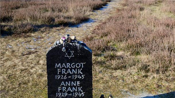 Bewegende Gedenkfeier erinnert an Gräuel in Bergen-Belsen Britische Soldaten befreiten Bergen-Belsen am 15. April 1945. Eines der bekanntesten Opfer ist Anne Frank. (Archivfoto)