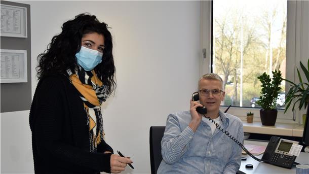 Britta Holzportz gehört zwar zum Team des Gesundheitsamtes, ist dort aber normalerweise in der Betreuungsstelle tätig. Jetzt arbeitet sie mit am sogenannten Kontaktpersonenmanagement, um die Corona-Ausbreitung zu stoppen. Oliver Böttcher hingegen sitzt als einer von sechs freiwilligen Finanzbeamten aus Zeven und Rotenburg am Corona-Bürgertelefon.