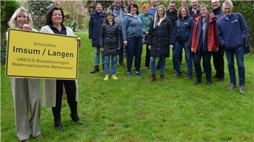Britta Murawski und Gabi Kasten (von links) gaben der UNESCO-Kommission einen Einblick in die nachhaltigen Projekte in Geestland.