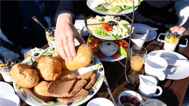 Brötchen und Brot stehen neben Käse, Eiern und Salat auf einem reich gedeckten Frühstückstisch. 2022 fand wieder ein Bürgerfrühstück in Wilstedt statt. Aktuell bereitet der Vorstand der Bürgerstiftung das 10. Bürgerfrühstück vor.
