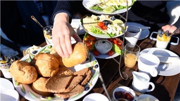 Brötchen und Brot stehen neben Käse, Eiern und Salat auf einem reich gedeckten Frühstückstisch. 2022 fand wieder ein Bürgerfrühstück in Wilstedt statt. Aktuell bereitet der Vorstand der Bürgerstiftung das 10. Bürgerfrühstück vor.