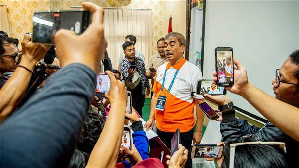 Todesursache von chinesischem Badminton-Talent geklärt Broto Happy Wondomisnowo (M), Sprecher des indonesischen Badmintonverbandes, beantwortet Fragen nach einer Pressekonferenz.