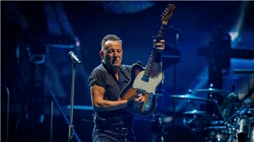 Bruce Springsteen und die E Street Band starten ihre Welttournee im Olympiastadion in Barcelona.