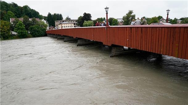Brücke in Wasserburg. Der Inn führt aufgrund andauernder starker Regenfälle in Tirol und Bayern momentan sehr viel Wasser.