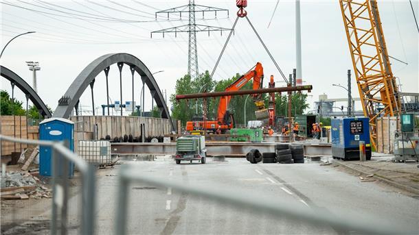 Brückenarbeiten wie hier in Hamburg werden auch in Niedersachsen vielerorts dringend benötigt. (Archivbild)