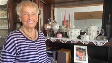 Brunhilde Wahrenburg lebt noch immer in der Ludwigstraße 9. In diesem Haus hat sie viel erlebt. Rechts auf dem Foto ist ihr verstorbener Ehemann Artur Wahrenburg zu sehen. Das Ehepaar führte bis 1989 gemeinsam die Kneipe „Wahrenburg“, einen beliebten Treffpunkt für die Nordenhamer.